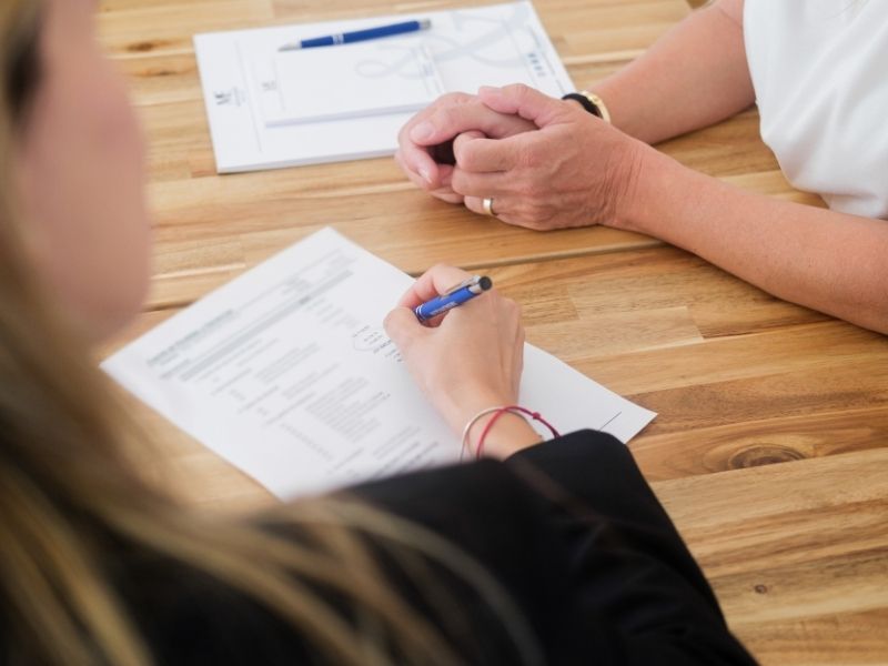 Asesor revisando documentación